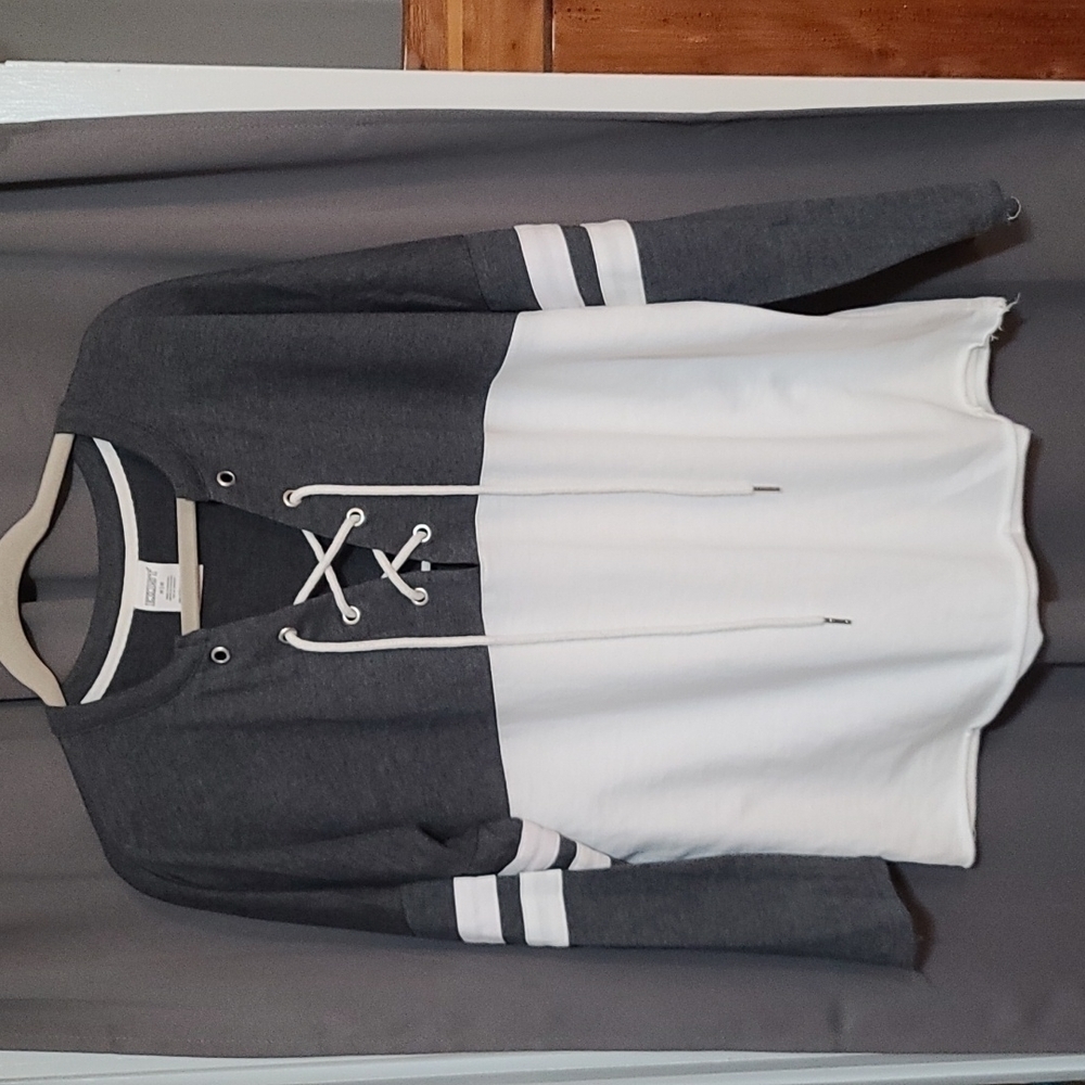 Exist Women's Lace-up V-neck Gray/White Longsleeve Shirt Size M‎ EUC